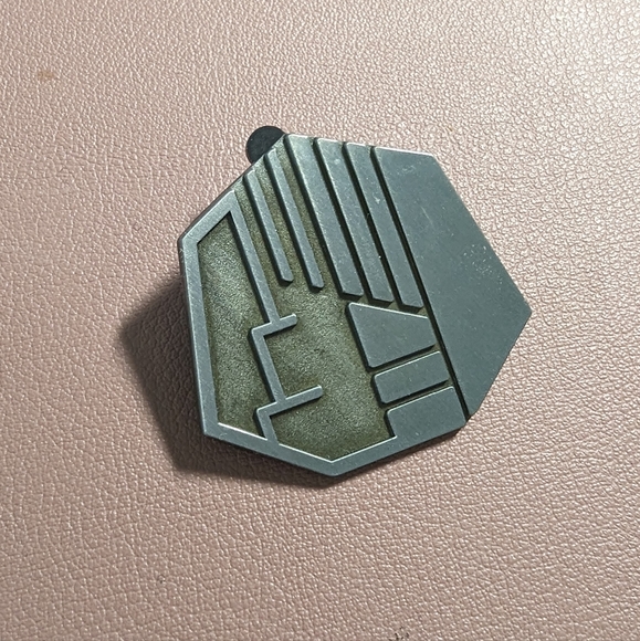 Star Wars Galaxy's Edge Savi's Workshop Power & Control Pin - Picture 3 of 6